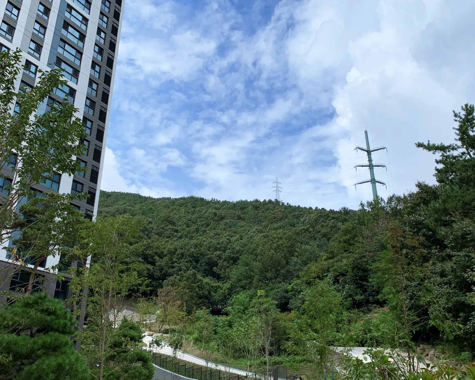 단지 주변에 송전탑이 보입니다.