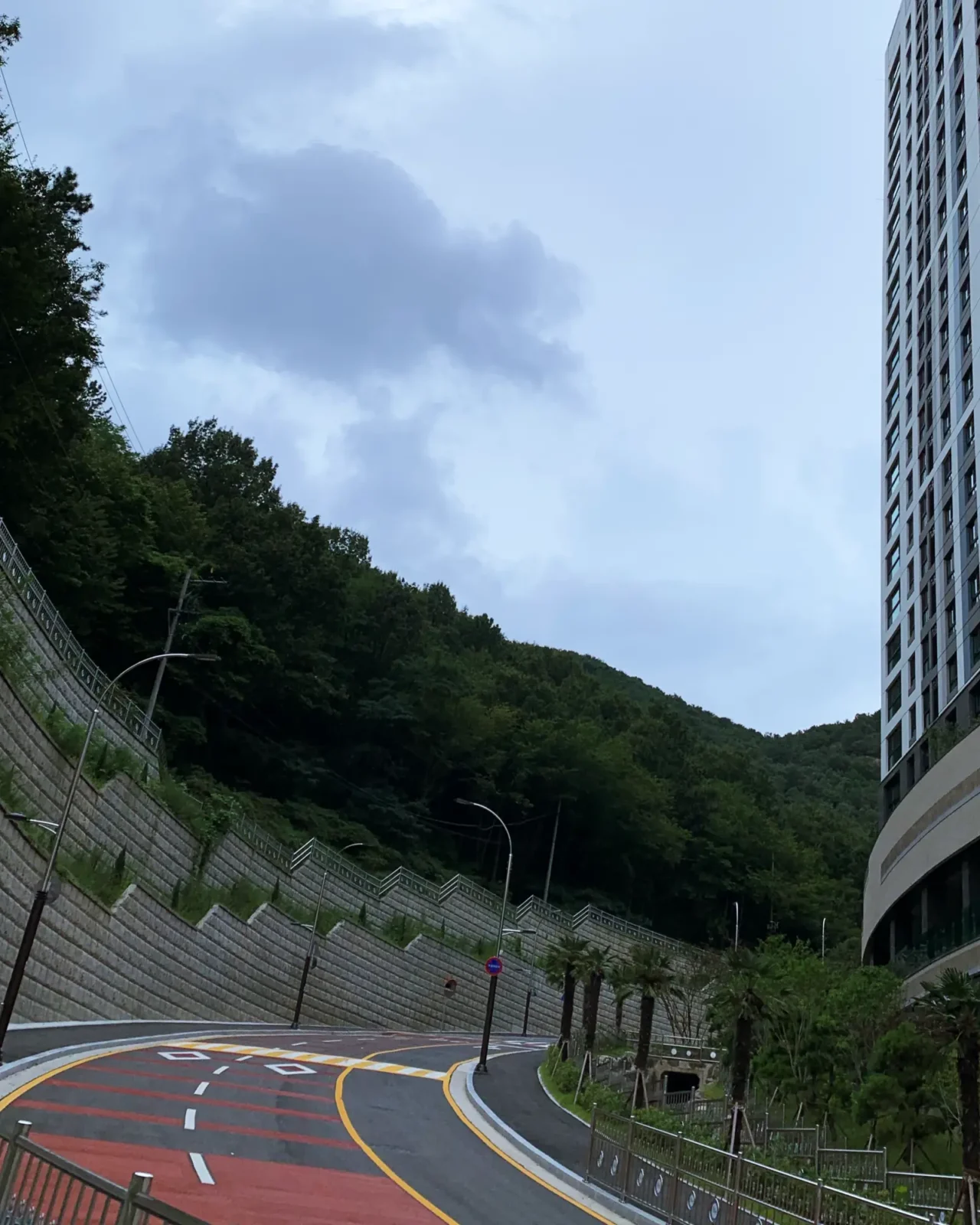 험난한 오르막길이다.