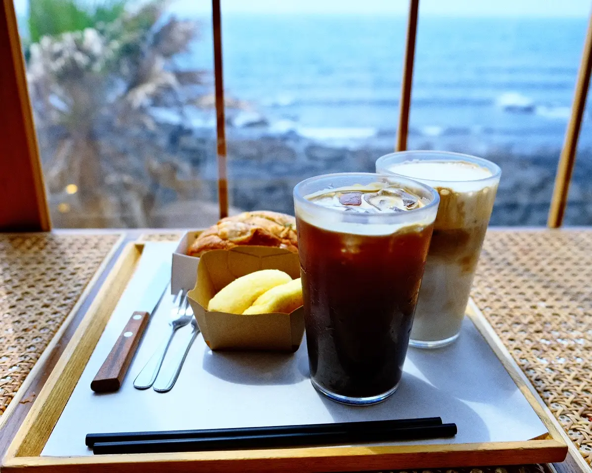 애월읍 해지개 카페를 먼저 들렀습니다. 넓게 펼쳐진 멋진 바다 뷰가 정말 환상적이었고, 디저트가 맛있었습니다.