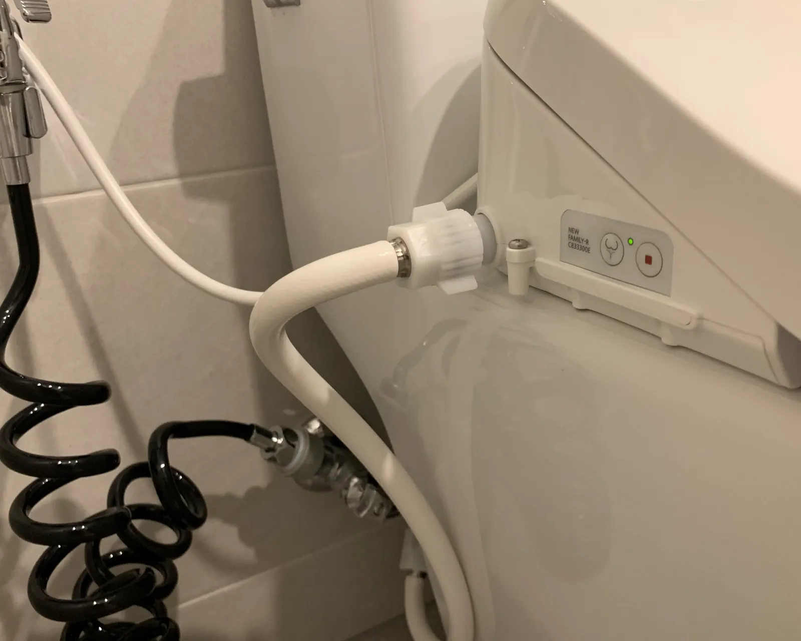 아메리칸 스탠다드 뉴 패밀리R 비데 측면 모습, 급수 호스